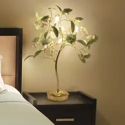 Daxili yataq otağında stolüstü lampalar