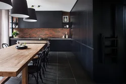Темная кухня с деревянной столешницей в интерьере