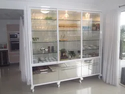 Стеклянная витрина на кухне фото