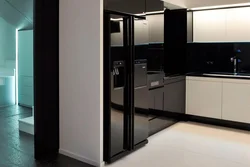 Чорны халадзільнік у інтэр'еры кухні