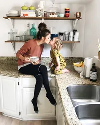 Семейные фотографии на кухне