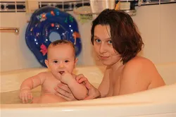 Фота мамы ў ваннай маладая