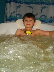 Мальчик в ванне фото