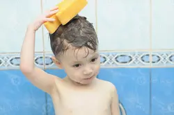 Мальчик в ванне фото