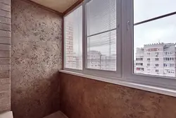 Ағаш қабығы қоңызы пәтердегі балконның суреті