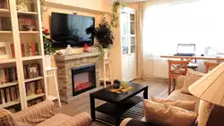 Интерьер комнаты с камином в квартире