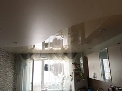 Комбинированные натяжные потолки в гостиной фото