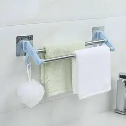 Ванна бөлмесінің фотосуретіндегі сүлгілерге арналған ілгектер