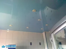 Banyoda tutqun uzanan tavanın fotoşəkili