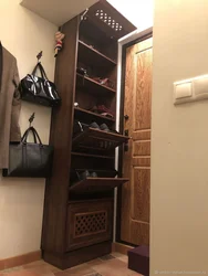 Böyük ayaqqabı rafı fotoşəkili olan koridor
