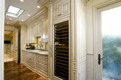 Холодильник в классической кухне дизайн