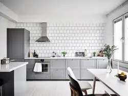 Интерьер кухни с белой плиткой фото