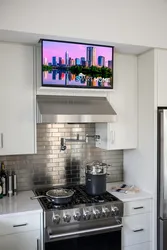 Дизайн маленькой кухни с телевизором