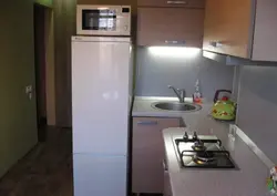 Дызайн кухні з ракавінай у халадзільніка