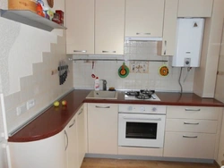 Small kitchen design photo corner with gas