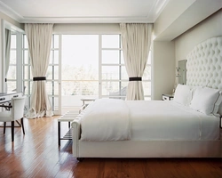 Сучасны дызайн спальні шпалеры і шторы ў спальні