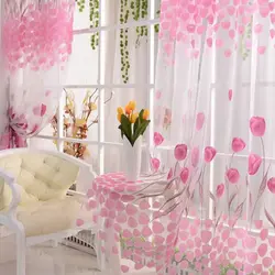 Тюль с цветами в интерьере спальни