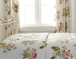 Тюль с цветами в интерьере спальни