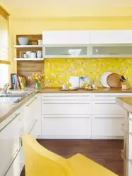 Кухня з жоўтай пліткай інтэр'ер