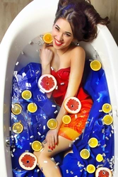 Фото в ванне с фруктами
