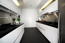 Белая кухня в интерьере с темным фартуком