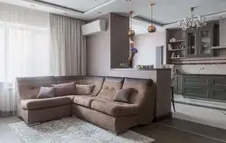 Интерьер кухни гостиной с угловым диваном