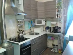 Microwave oven placement in the kitchen photo