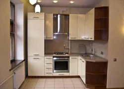 Дизайн маленькой кухни с 2 холодильниками