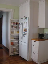 Узкий холодильник на маленькой кухне фото