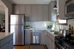 Дизайн кухни с белым холодильником и плитой