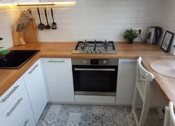 Дызайн кухні з белым халадзільнікам і плітой