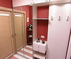 Xruşşov fotoşəkilində kiçik bir koridor üçün şkaflar