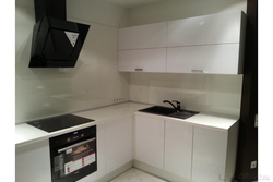 Белая кухня черная варочная панель фото