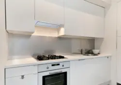 Белая кухня чорная варачная панэль фота