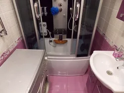 Xruşşevdə vanna otağının təmiri, duş kabinəsi ilə birləşdirilmiş fotoşəkil
