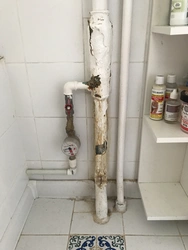 Decorate pipes in the bathroom photo