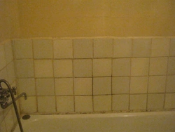 Ванна бөлмесінің фотосуретіндегі ескі плиткалар