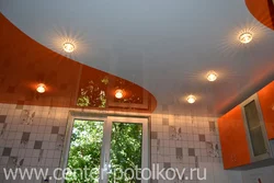 Одноуровневые потолки для кухни фото