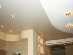 Одноуровневые потолки для кухни фото