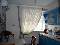 Дызайн цюлі на кухню адно акно