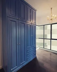 Koridordakı mavi qarderob fotoşəkili