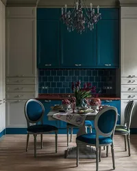 What color goes with emerald in the kitchen interior