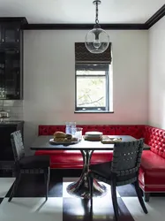 Дизайн кухни с красным диваном