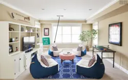 Дизайн гостиной с разными креслами