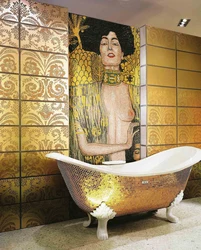 Ванна бөлмесінің фотосуретіндегі алтын плиткалар
