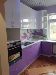 Угловая кухня фиолетового цвета фото