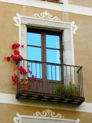 Frantsuz balkoni kvartiradagi fotosuratga o'xshaydi