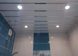 Vanna otağı fotoşəkilində alüminium panellərdən hazırlanmış tavan