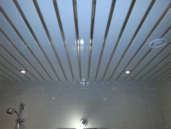 Потолок из алюминиевых панелей в ванной фото