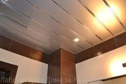 Vanna otağı fotoşəkilində alüminium panellərdən hazırlanmış tavan